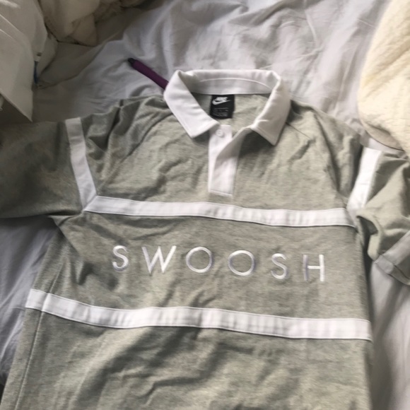 Nike swoosh tee never worn before - Picture 2 of 3